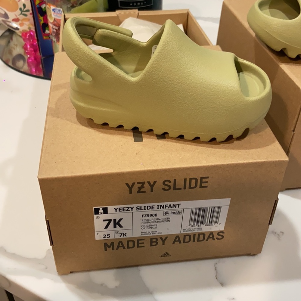 Authentic Kids yeezy slide Resin size boy or girl
